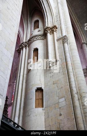 Scalinata nel contrafforte dell'incrocio, cattedrale romanico-gotica di Saint-Julien du Mans, le Mans, dipartimento di Sarthe, regione dei Pays de la Loire Foto Stock