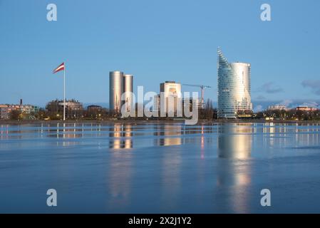 Sede centrale di Swedbank, riflessioni sull'acqua, fiume Daugava, riga, Lettonia Foto Stock