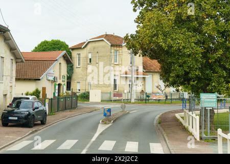 Ussel, Francia - 27 aprile 2023: Un'auto è parcheggiata sul lato di una strada, circondata da alberi e erba. Il veicolo non mostra segni di movimento o di attività Foto Stock