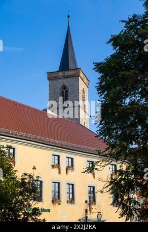 Il Kraemerbruecke è il più antico edificio secolare di Erfurt ed è uno dei monumenti più famosi della città, con case a graticcio su entrambi i lati Foto Stock