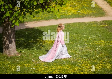 Cenerentola può essere vista anche intorno al castello di Moritzburg in primavera. La modella Tamara Kretschmer ancora una volta scivolò nell'ambito ruolo del leggendario Foto Stock