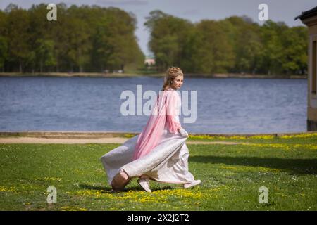 Cenerentola può essere vista anche intorno al castello di Moritzburg in primavera. La modella Tamara Kretschmer ancora una volta scivolò nell'ambito ruolo del leggendario Foto Stock