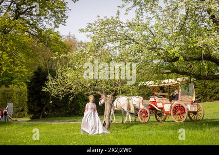 Cenerentola può essere vista anche intorno al castello di Moritzburg in primavera. La modella Tamara Kretschmer ancora una volta scivolò nell'ambito ruolo del leggendario Foto Stock