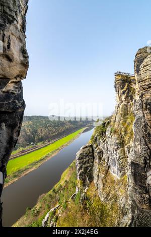 Affacciato sul tranquillo fiume Elba dall'iconica formazione rocciosa di Bastei nel Parco Nazionale della Svizzera sassone, in Germania, in una limpida giornata primaverile. Foto Stock