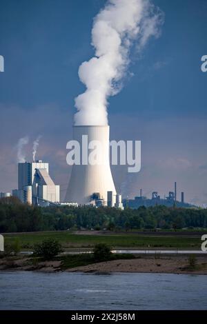 Blicküber den Rhein auf das STEAG Kohlekraftwerk Walsum, Block 10, Kühlturm, Teile des ThyssenKrupp Steel Stahlwerk a Bruckhausen, Marxloh, Duisburg, NRW, Deutschland, Industriekulisse Duisburg *** Vista sul Reno fino alla centrale a carbone STEAG Walsum, blocco 10, torre di raffreddamento, parti della acciaieria ThyssenKrupp a Bruckhausen, Marxloh, Duisburg, NRW, Germania, scenario industriale di Duisburg Foto Stock