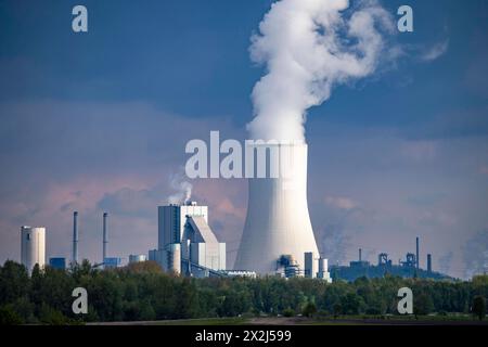 Blick auf das STEAG Kohlekraftwerk Walsum, Block 10, Kühlturm, Teile des ThyssenKrupp Steel Stahlwerk a Bruckhausen, Marxloh, Duisburg, NRW, Deutschland, Industriekulisse Duisburg *** Vista della centrale a carbone STEAG Walsum, blocco 10, torre di raffreddamento, parti delle acciaierie ThyssenKrupp di Bruckhausen, Marxloh, Duisburg, NRW, Germania, scenario industriale di Duisburg Foto Stock