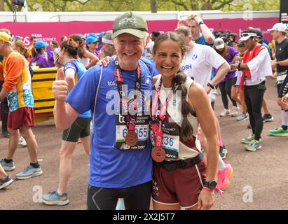 Chris & Natasha Evans durante la TCS London Marathon del 2024 il 21 aprile 2024 a Londra, Inghilterra. Foto Gary Mitchell Foto Stock