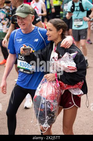 Chris & Natasha Evans durante la TCS London Marathon del 2024 il 21 aprile 2024 a Londra, Inghilterra. Foto Gary Mitchell Foto Stock