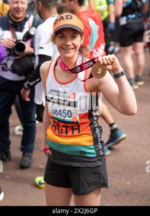 Ruth Wilson durante la TCS London Marathon del 2024 il 21 aprile 2024 a Londra, Inghilterra. Foto Gary Mitchell Foto Stock