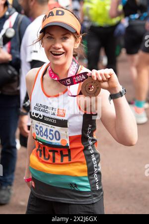 Ruth Wilson durante la TCS London Marathon del 2024 il 21 aprile 2024 a Londra, Inghilterra. Foto Gary Mitchell Foto Stock