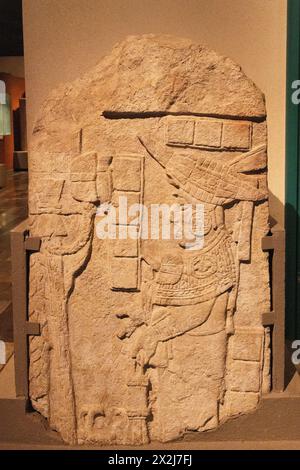 Pannello di pietra scolpita maya dal Tempio della Croce a Palenque in Messico. Arte e cultura Maya pre-colombiana mesoamericana del VII secolo. Vedere le note. Foto Stock