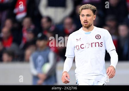 LILLE - Matty Cash dell'Aston Villa FC durante i quarti di finale di campionato della UEFA Conference tra Lille OSC e Aston Villa allo Stade Pierre Mauroy il 18 aprile 2024 a Lille, Francia. ANP | Hollandse Hoogte | GERRIT VAN COLOGNE Foto Stock