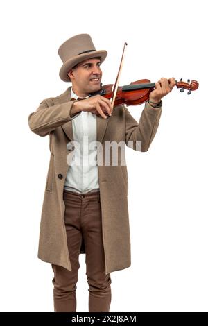 verticale, signore d'epoca dell'inizio del xx secolo con un cappello da bowler e un trench coat, mentre siede con il violino. Trasportati in un'era di Foto Stock