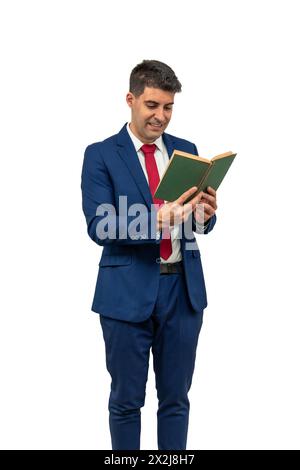 uomo d'affari verticale con tuta blu e cravatta impegnato nella lettura di un libro con un aspetto di grande interesse. Mostrare un'espressione di curiosità e di presunzione Foto Stock