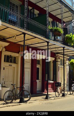 Le biciclette sono bloccate ai pali degli edifici storici nel quartiere francese di New Orleans Foto Stock