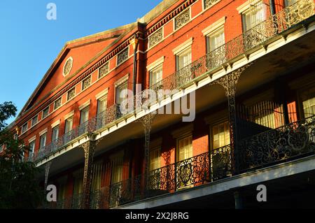 Le intricate e ornate ringhiere in ferro del LaBranche Building nel quartiere francese di New Orleans Foto Stock
