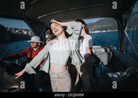Gruppo di amici che si godono una gita in barca al sole sul lago durante il fine settimana Foto Stock