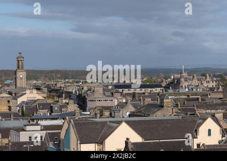 22 aprile 2024. Elgin, Moray, Scozia. Questa è una vista sui tetti del centro di Elgin in una giornata di sole. Foto Stock