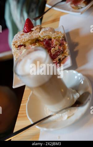 Schiuma di caffè, latte di caffè su un tavolo con torta, Foto Stock