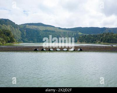 Vista panoramica di un ponte sul lago Sete Cidades nell'isola di Sao Miguel, Azzorre Portogallo. Foto Stock