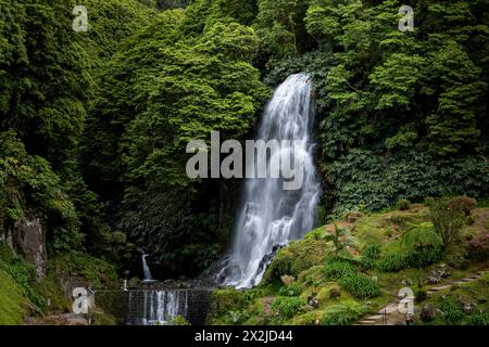 Cascata di Ribeira dos Caldeiroes. Nordeste, isola di Sao Miguel, Azzorre, Portogallo Foto Stock