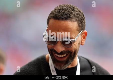 Londra, Regno Unito. 21 aprile 2024. Rio Ferdinand, ex calciatore professionista, guarda avanti alla partita. La semifinale della Emirates fa Cup, Coventry City contro Manchester Utd, allo stadio di Wembley a Londra, domenica 21 aprile 2024. Solo per uso editoriale. foto di Andrew Orchard/Andrew Orchard fotografia sportiva/Alamy Live News Credit: Andrew Orchard fotografia sportiva/Alamy Live News Foto Stock