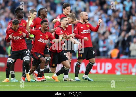 Londra, Regno Unito. 21 aprile 2024. I giocatori del Manchester Utd festeggiano durante i calci di rigore. La semifinale della Emirates fa Cup, Coventry City contro Manchester Utd, allo stadio di Wembley a Londra, domenica 21 aprile 2024. Solo per uso editoriale. foto di Andrew Orchard/Andrew Orchard fotografia sportiva/Alamy Live News Credit: Andrew Orchard fotografia sportiva/Alamy Live News Foto Stock