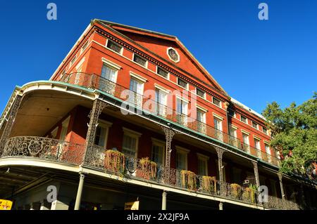 L'edificio Labranche di New Orleans presenta splendide ringhiere in ferro sul balcone associate allo storico quartiere francese Foto Stock