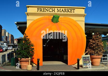 Una grande zucca incornicia il mercato francese di New Orleans e' decorata per l'autunno come parte delle loro decorazioni autunnali, autunnali e di Halloween Foto Stock