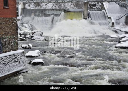 Magog fiume Sherbrooke diga della centrale idroelettrica di Abenakis. Fredda giornata invernale. Foto Stock