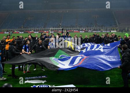 Milano, Italia. 22 aprile 2024. I giocatori dell'Inter Milan festeggiano al termine della partita di serie A italiana tra l'AC Milan e l'Inter Milan allo stadio San Siro, a Milano, il 22 aprile 2024. L'Inter Milan sconfisse i rivali dell'AC Milan City 2-1 per assicurarsi la vittoria del suo 20° Scudetto con cinque partite rimaste. Crediti: Tiziano Ballabio/Alamy Live News Foto Stock