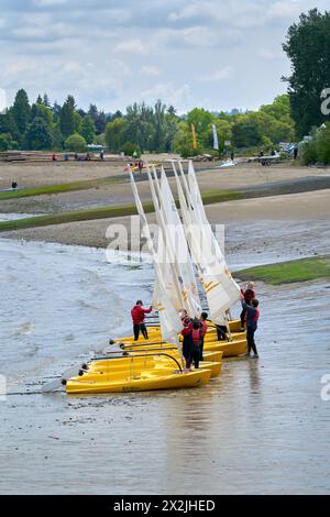 Vancouver, Canada – 6 giugno 2020 Jericho Sailing Centre English Bay. I membri preparano le loro barche a vela al Jericho Sailing Center. Foto Stock