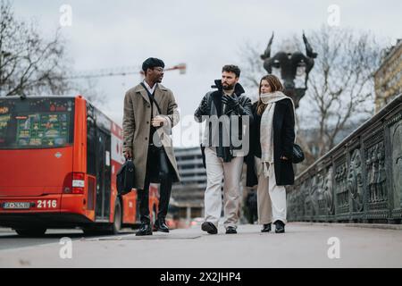 Colleghi d'affari internazionali che camminano e parlano in un ambiente urbano. Foto Stock