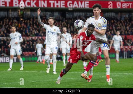 Riverside Stadium, Middlesbrough lunedì 22 aprile 2024. Emmanuel latte Lath di Middlesbrough sfida Archie Gray del Leeds United durante il match del campionato Sky Bet tra Middlesbrough e Leeds United al Riverside Stadium di Middlesbrough lunedì 22 aprile 2024. (Foto: Trevor Wilkinson | mi News) crediti: MI News & Sport /Alamy Live News Foto Stock