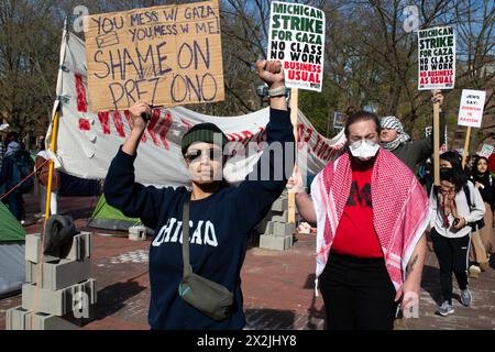 Ann Arbor, Michigan, Stati Uniti. 22 aprile 2024. Le persone protestano nel DIAG del campus dell'Università del Michigan. (Credit Image: © Mark Bialek/ZUMA Press Wire) SOLO PER USO EDITORIALE! Non per USO commerciale! Crediti: ZUMA Press, Inc./Alamy Live News Foto Stock