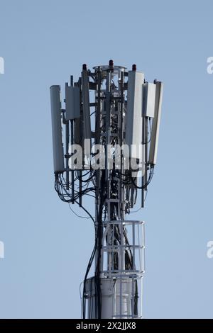 La telefonia mobile consiste nella combinazione di una rete di stazioni radio trasmittenti o riceventi (ripetitori, stazioni base o BTS) e di una serie o. Foto Stock