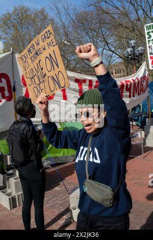 Ann Arbor, Michigan, Stati Uniti. 22 aprile 2024. Una persona protesta nel DIAG del campus dell'Università del Michigan. (Credit Image: © Mark Bialek/ZUMA Press Wire) SOLO PER USO EDITORIALE! Non per USO commerciale! Crediti: ZUMA Press, Inc./Alamy Live News Foto Stock