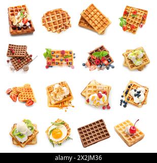 Collage di tradizionali waffle belgi su sfondo bianco Foto Stock