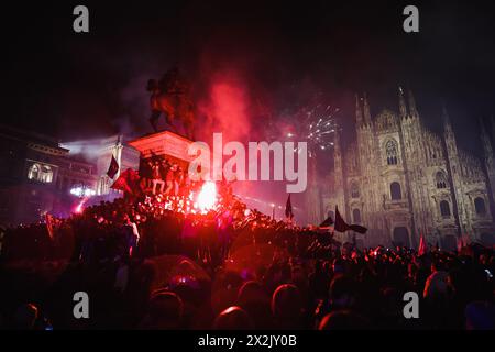 Milano, Italia. 23 aprile 2024. Milano, la celebrazione del ventesimo campionato del FC Internazionale dopo la vittoria del Derby contro il Milano in Piazza Duomo. Nella foto: I fan festeggiano in Piazza del Duomo credito: Agenzia fotografica indipendente/Alamy Live News Foto Stock