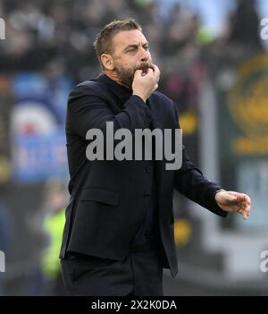 Roma, Italia. 22 aprile 2024. L'allenatore della Roma Daniele De Rossi reagisce durante una partita di serie A tra Roma e Bologna a Roma, Italia, 22 aprile 2024. Crediti: Augusto Casasoli/Xinhua/Alamy Live News Foto Stock