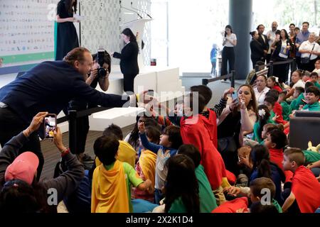 Città del Messico, Messico. 22 aprile 2024. Il candidato per il capo del governo di città del Messico dalla coalizione va por la Ciudad de México, Santiago Taboada accoglie i bambini durante la firma del Patto per la prima infanzia al Museo Papalote. Il 22 aprile 2024, città del Messico, Messico. (Foto di Luis Barron/Eyepix Group/Sipa USA) credito: SIPA USA/Alamy Live News Foto Stock