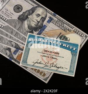 Lake Elsinore, CALIFORNIA, USA - 22 aprile 2024: Carta di sicurezza sociale falsa sulla valuta statunitense Foto Stock