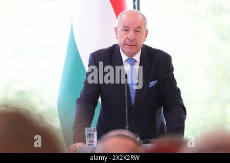 Kranj, Slovenia. 22 aprile 2024. Il Presidente ungherese Tamas Sulyok interviene in una conferenza stampa durante l'incontro dei presidenti dei paesi vicini a Brdo pri Kranju. I presidenti di Croazia, Austria, Ungheria e Italia si sono recati in Slovenia per commemorare il ventesimo anniversario dell'adesione della Slovenia all'Unione europea e discutere dell'allargamento dell'Unione europea, dell'importanza dell'apertura delle frontiere e dell'affluenza alle elezioni europee. Credito: SOPA Images Limited/Alamy Live News Foto Stock