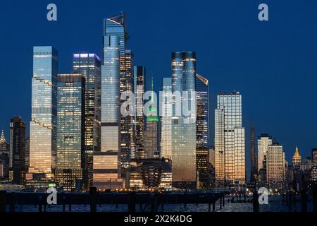 Weehawken, Stati Uniti d'America. 22 aprile 2024. L'Empire State Building è illuminato in verde per celebrare la giornata della Terra mentre il sole tramonta a New York il 22 aprile 2024, come si vede da Weehawken nel New Jersey, Stati Uniti Credit: Brazil Photo Press/Alamy Live News Foto Stock