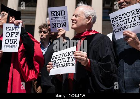 New York, Stati Uniti. 22 aprile 2024. Studenti e membri della facoltà si radunano come sostenitori pro-palestinesi istituiscono un accampamento di protesta nel campus della Columbia University di New York come visto il 22 aprile 2024. Tutte le lezioni della Columbia University si sono tenute praticamente oggi dopo che il presidente della scuola Minouche Shafik ha annunciato un passaggio all'apprendimento online in risposta ai recenti disordini del campus. La protesta della Columbia University si diffonde in altre università come Yale, New York University e altre. (Foto di Lev Radin/Sipa USA) credito: SIPA USA/Alamy Live News Foto Stock