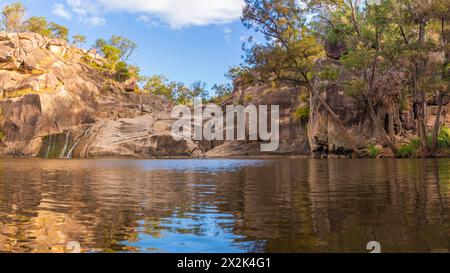 Splendida scena australiana nel Bush dell'entroterra con un cielo blu brillante. Presa nel Queensland rurale, vicino a Maidenwell. Foto Stock