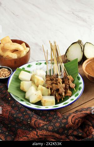 Sate Padang, manzo Satay di Padang, Sumatera occidentale Indonesia. Solitamente servito con salsa al curry piccante e ketupat Foto Stock