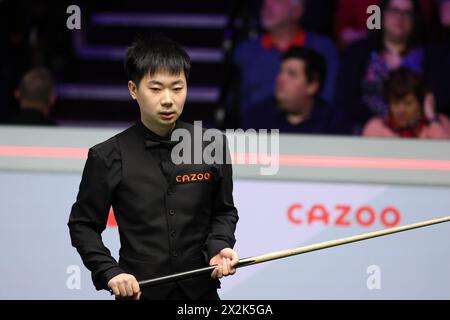 Sheffield, Regno Unito. 22 aprile 2024. LYU Haotian della Cina reagisce durante il primo round contro Shaun Murphy dell'Inghilterra al World Snooker Championship di Sheffield, in Gran Bretagna, il 22 aprile 2024. Crediti: Zhai Zheng/Xinhua/Alamy Live News Foto Stock