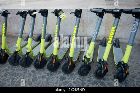 Scooter elettrici superpedonali/LINK (e-scooter) a noleggio su Avenue Riberia das Naus, Lisbona, Portogallo. LINK è uno scooter elettrico condiviso progettato e prodotto da Superpedestrian, un'azienda di Cambridge, Massachusetts. Foto Stock