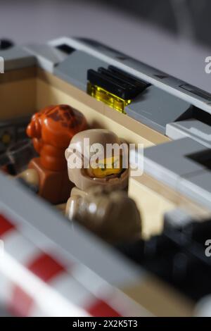 Giocattolo LEGO Star Wars in miniatura seduto su un aereo da combattimento con un casco Foto Stock